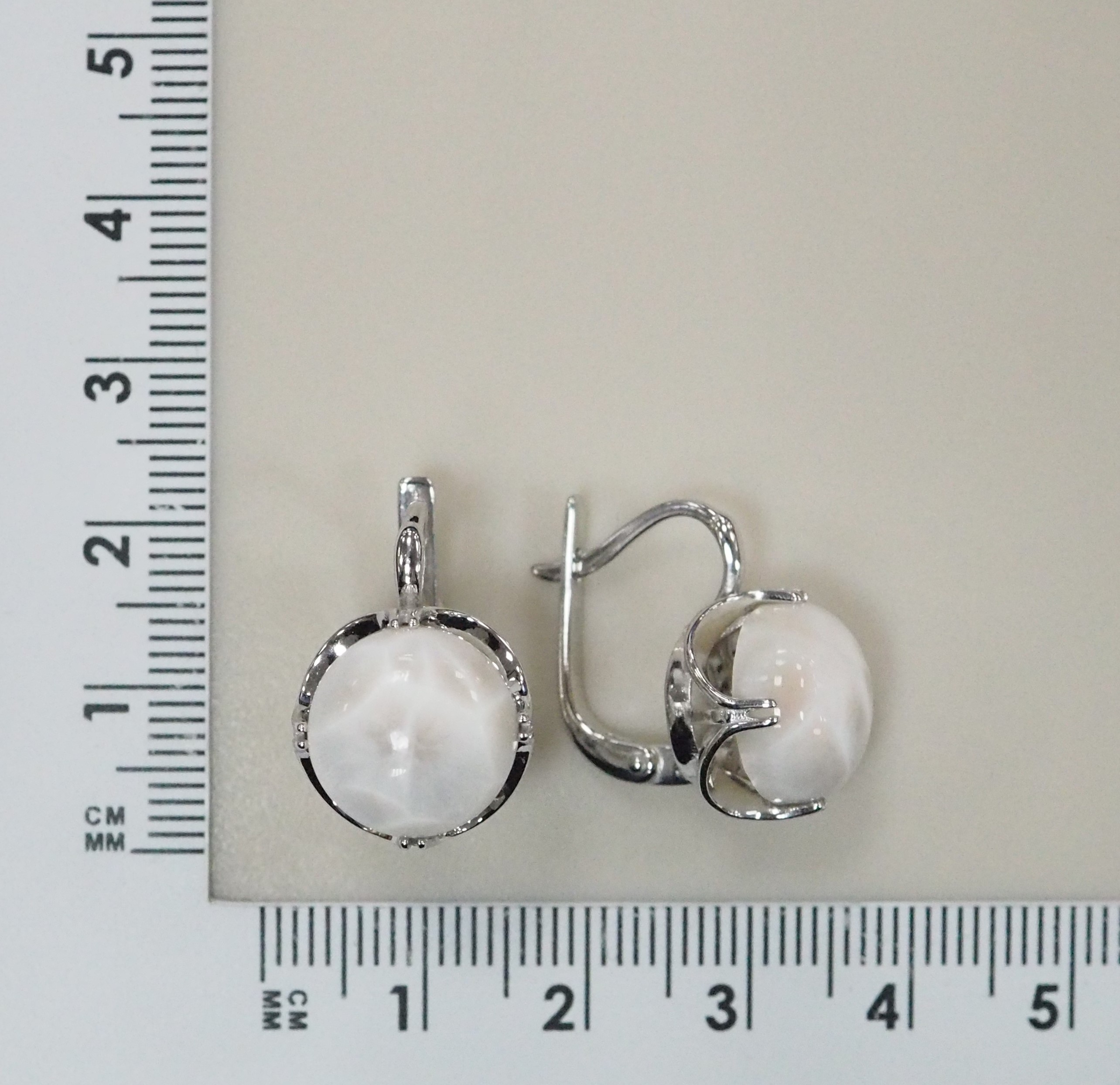 Серебряные серьги с натролитами